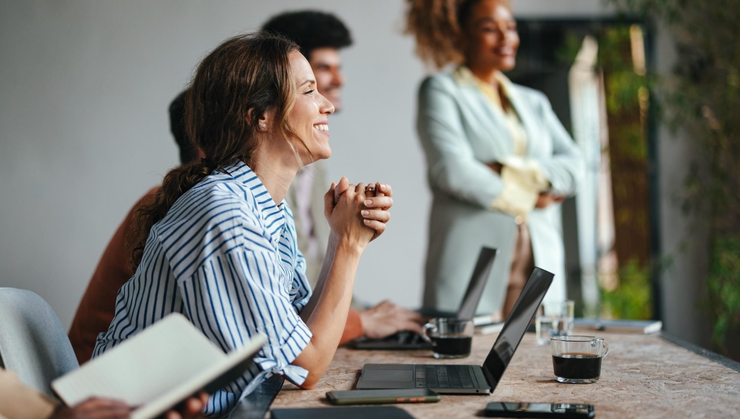 Employees in a meeting POSTEO 2