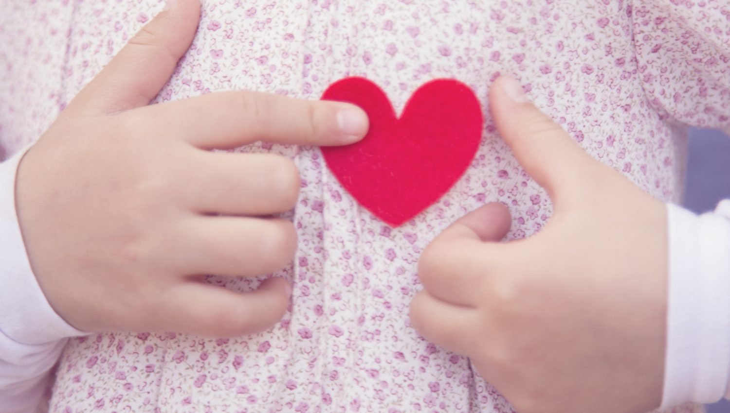 Hand girl showing a heart